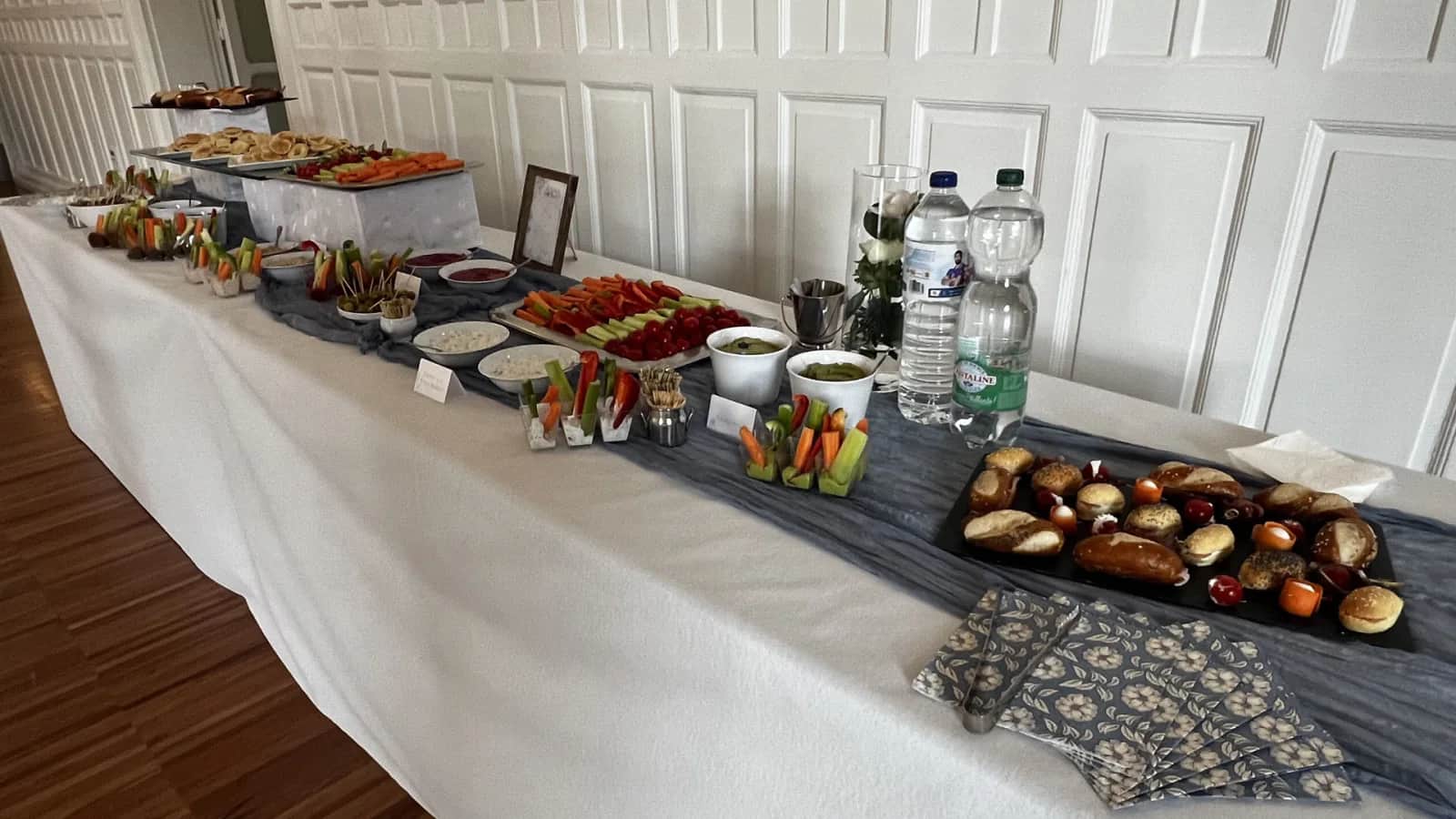Buffet apéritif préparé pour une réception