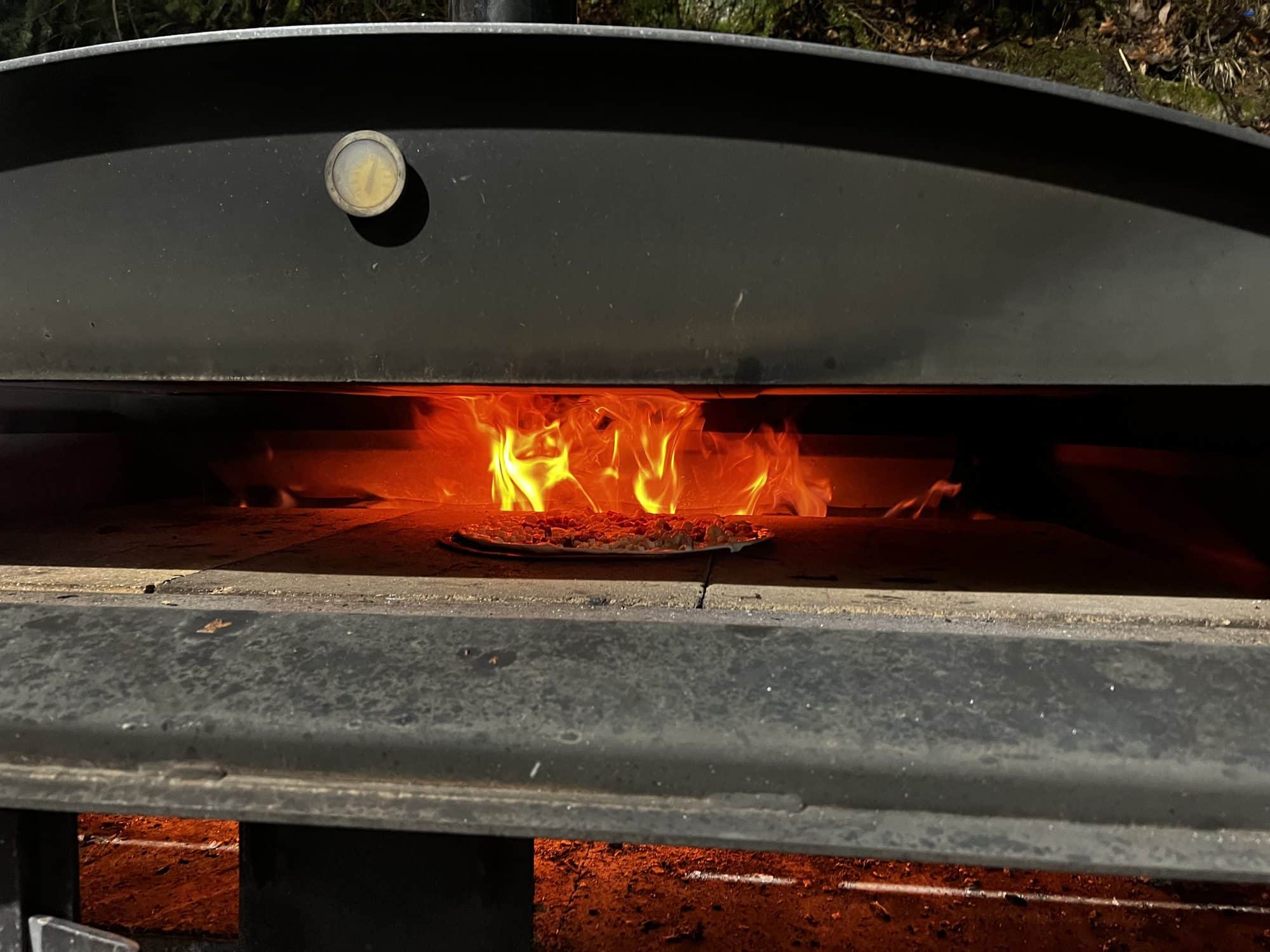 Tarte flambée artisanale cuite au feu de bois