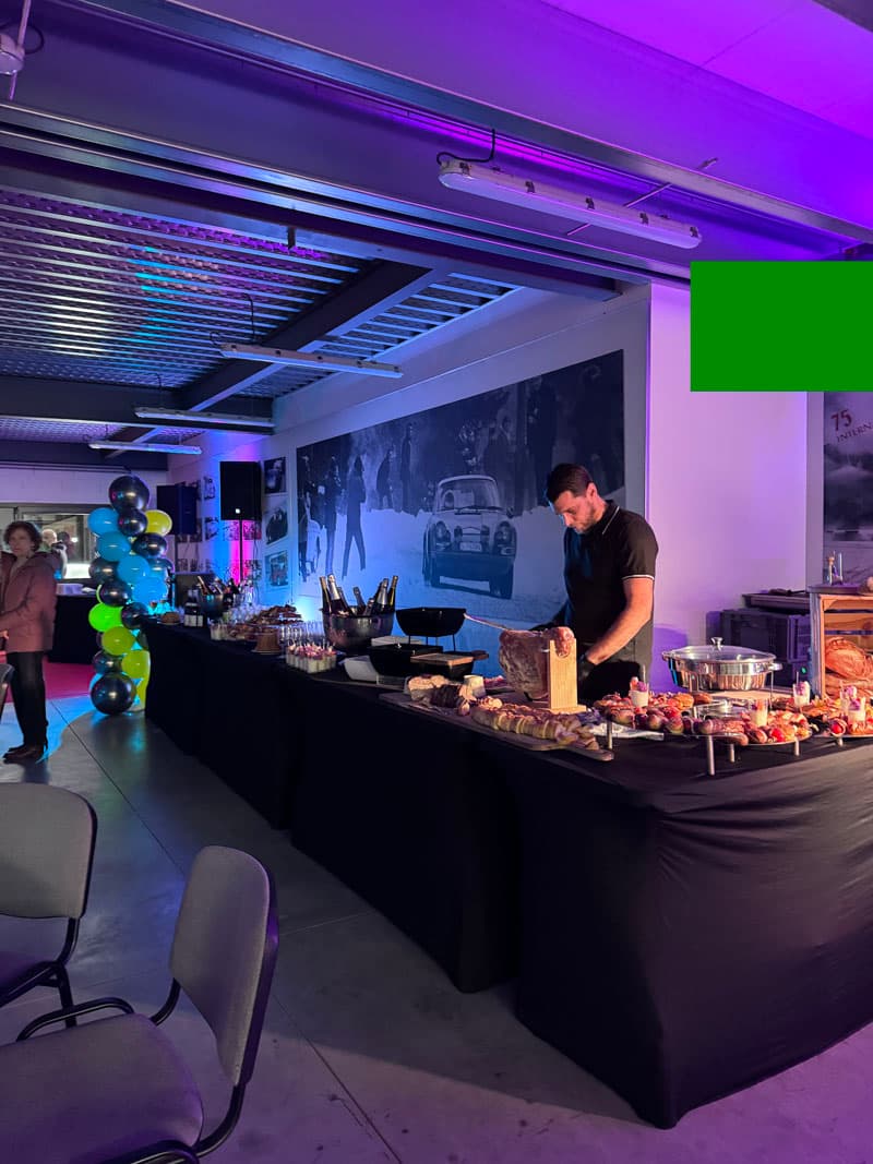 Événement d'entreprise autour d'un buffet