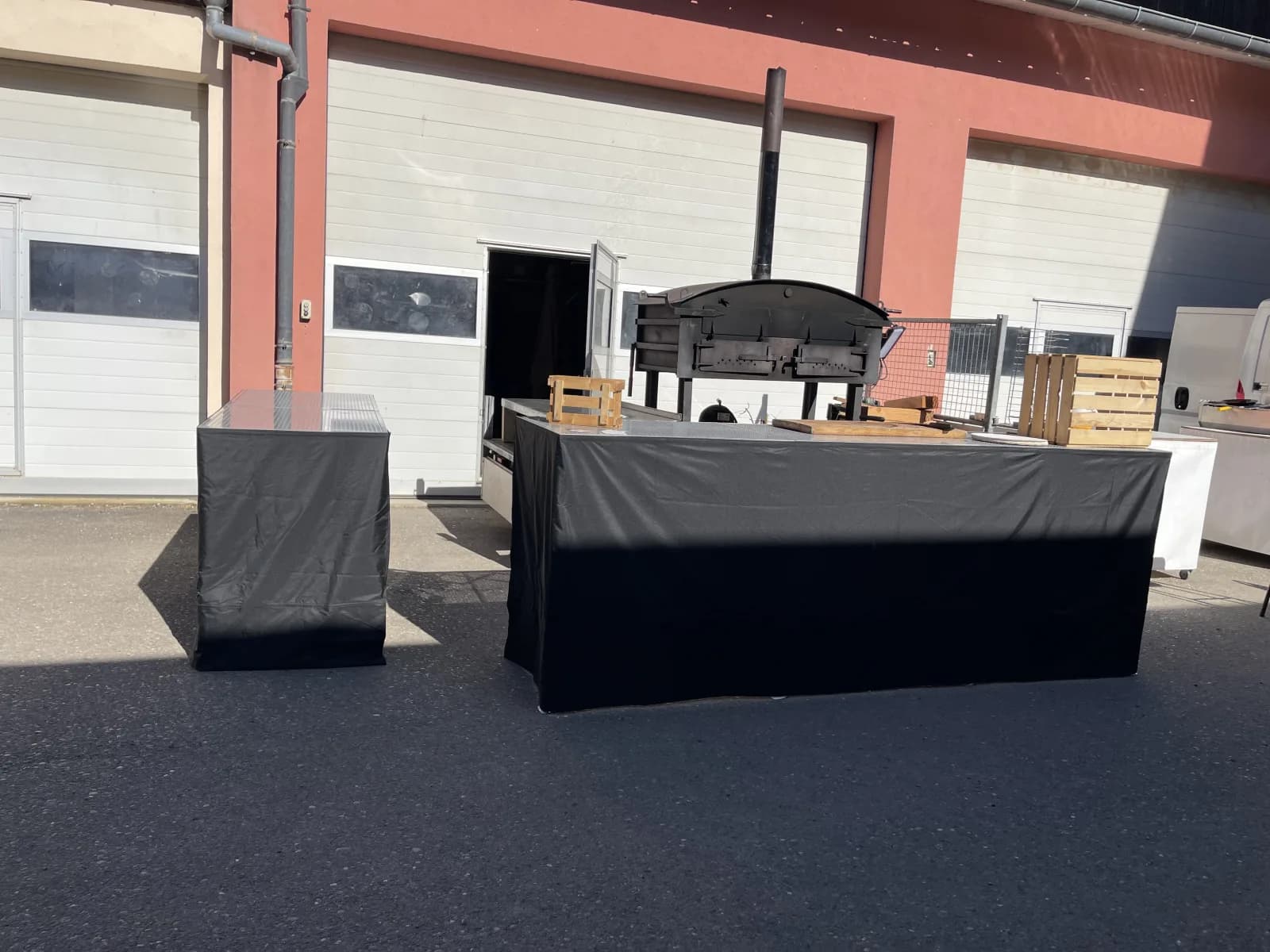 Four mobile et tables de service préparés pour une réception