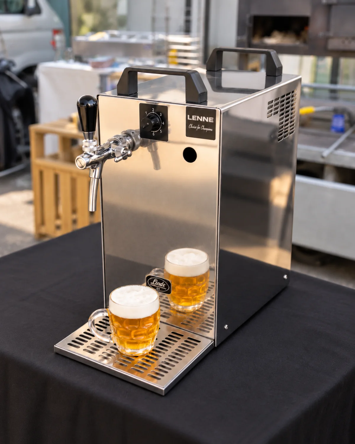 Tireuse à bière professionnelle installée sur une table nappée