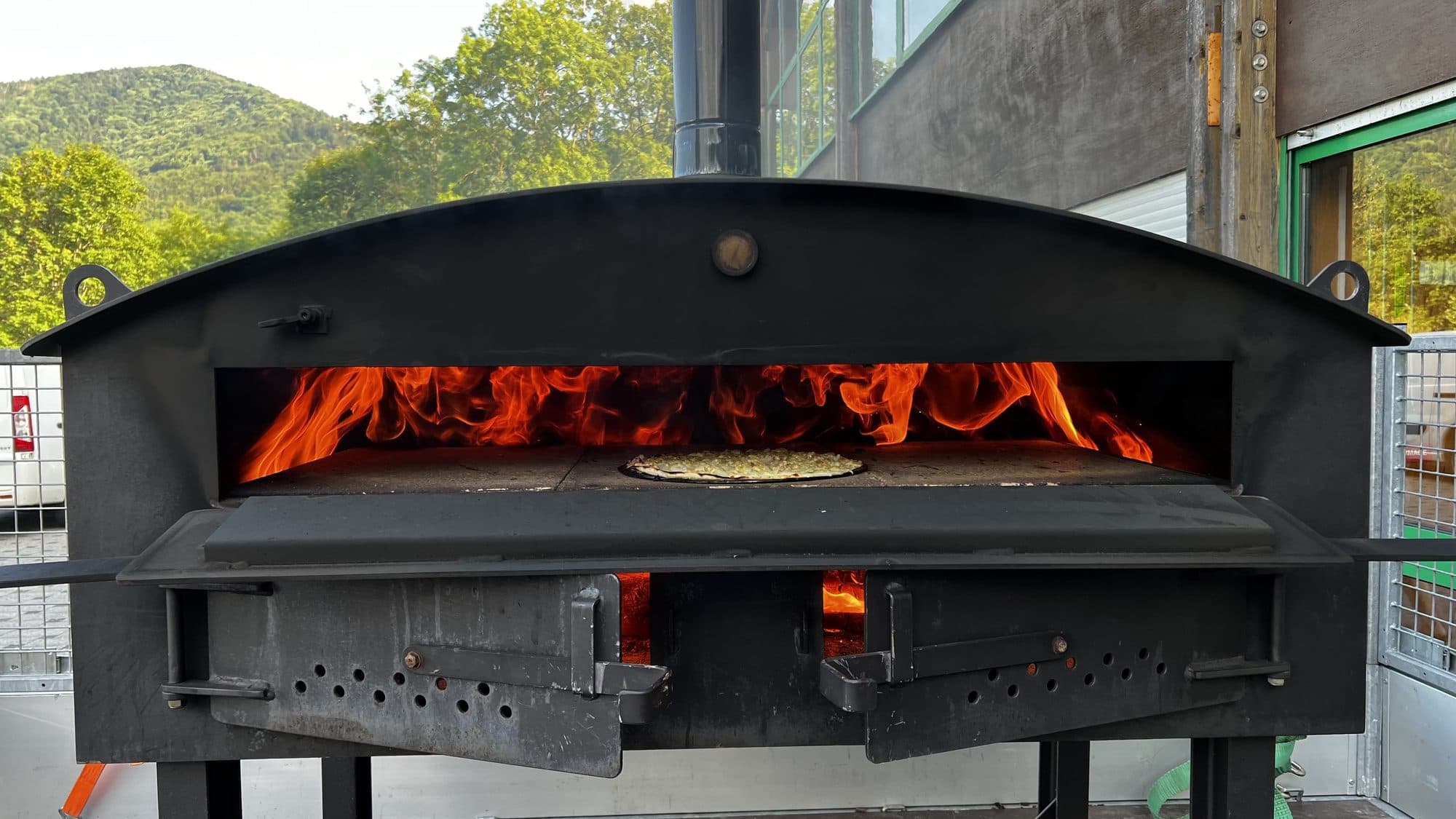 Flammes visibles dans le four à bois mobile pendant la cuisson
