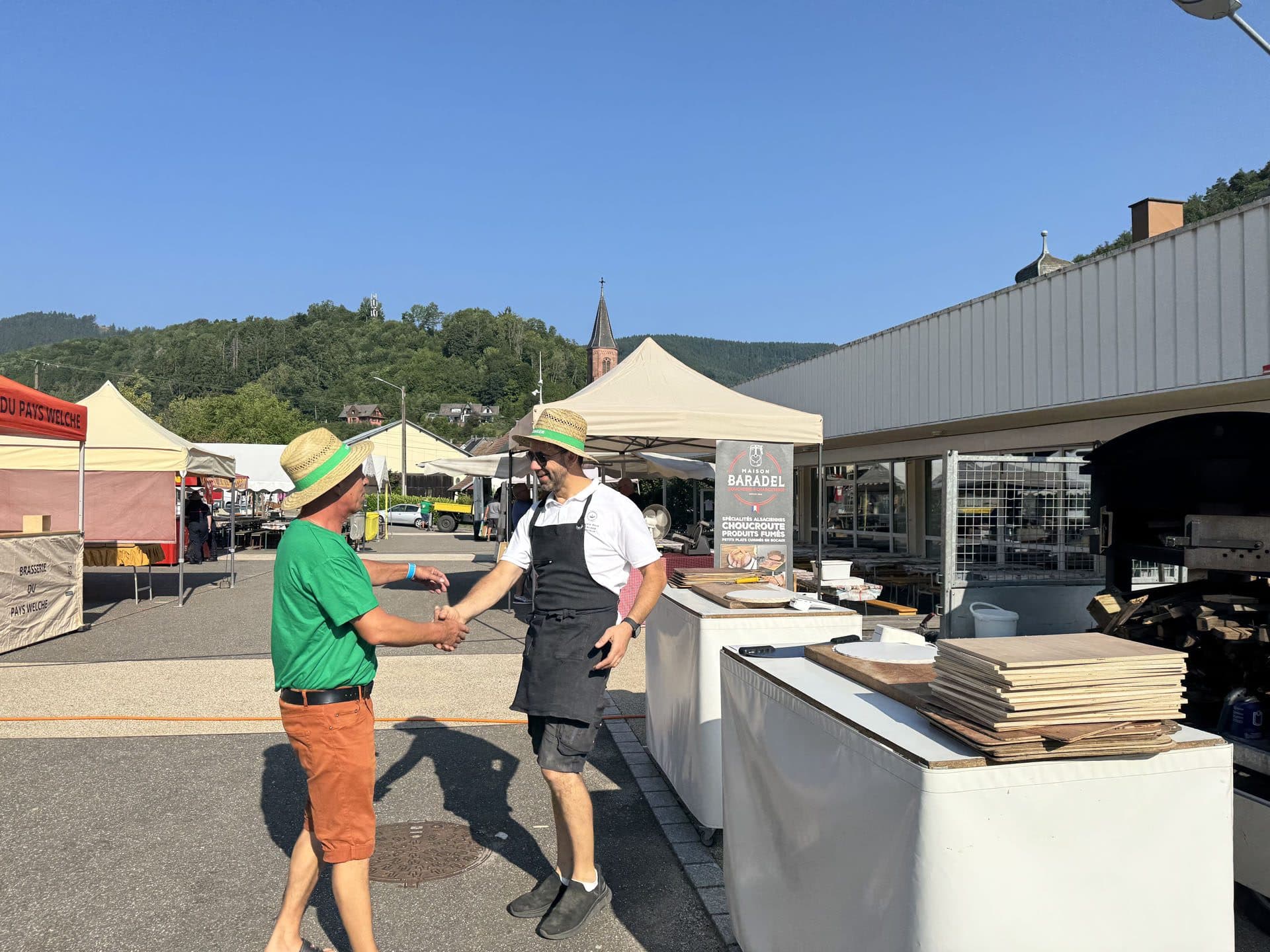 Poste de préparation en extérieur avec fonds de tartes flambées empilés pour un repas associatif