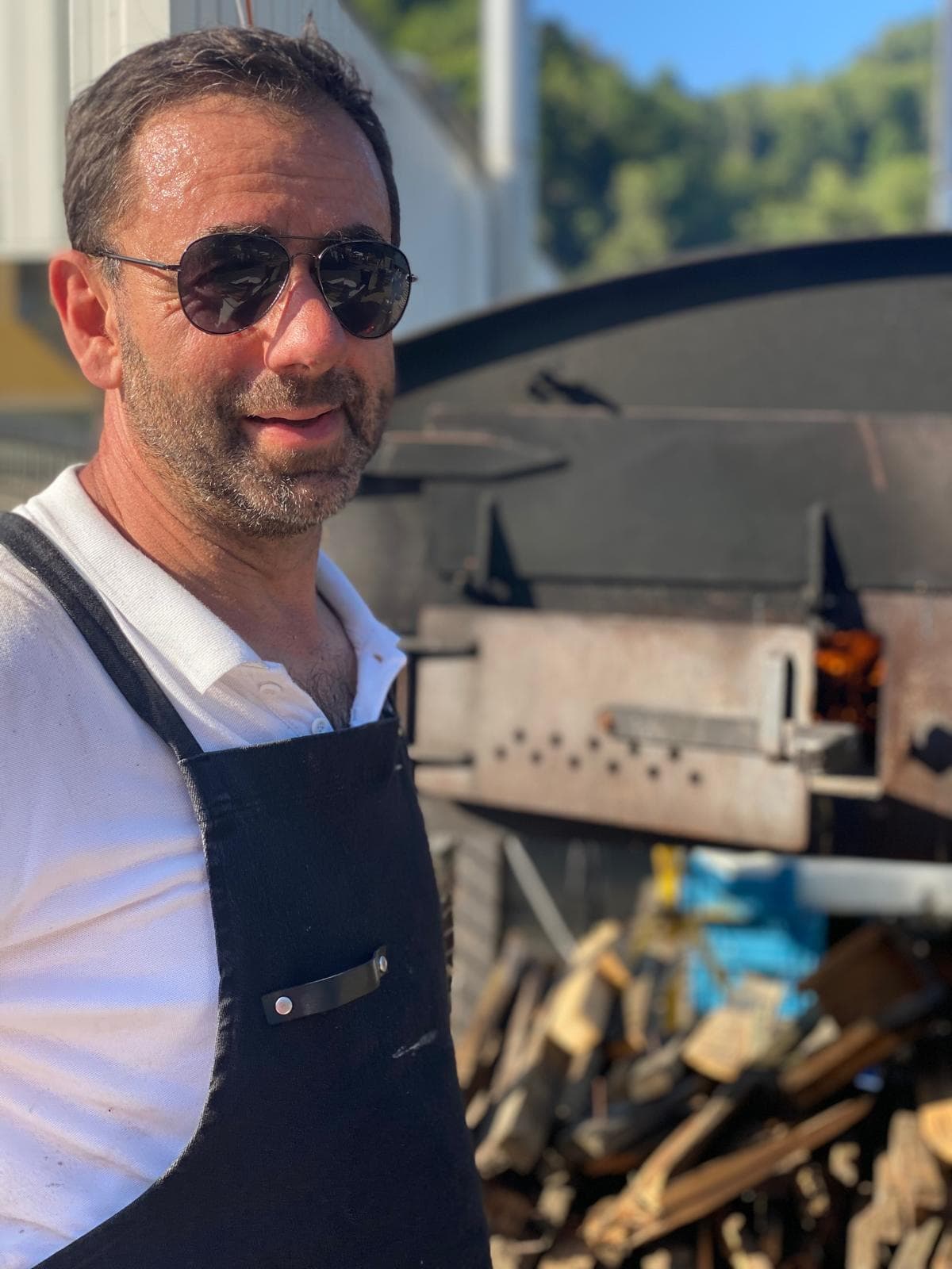 Marc de Poivre et Salé devant son four à bois mobile
