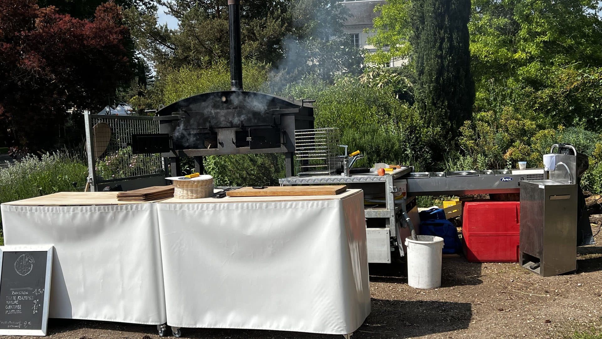 Stand Poivre et Salé installé en extérieur avec le four à bois mobile