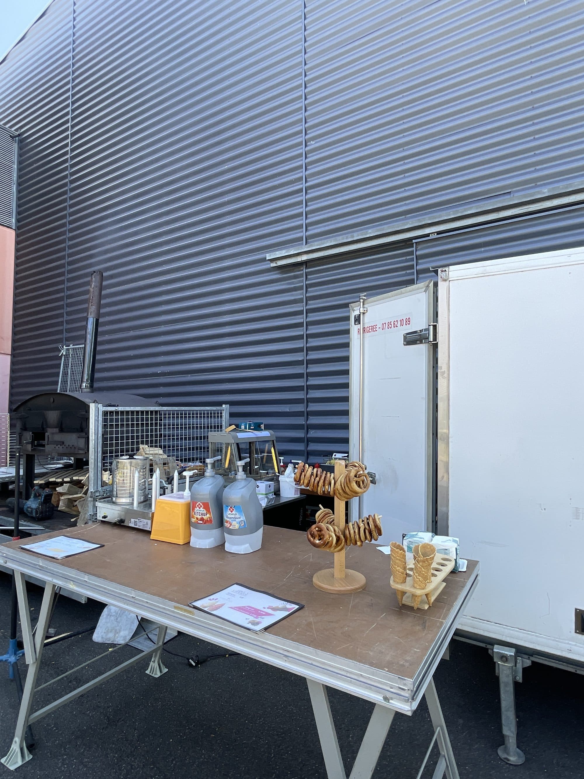 Repas associatif organisé autour du four à bois mobile