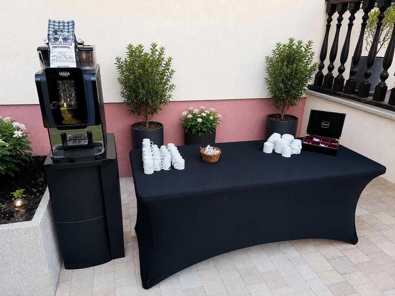 Stand café complet avec machine, tasses et table nappée