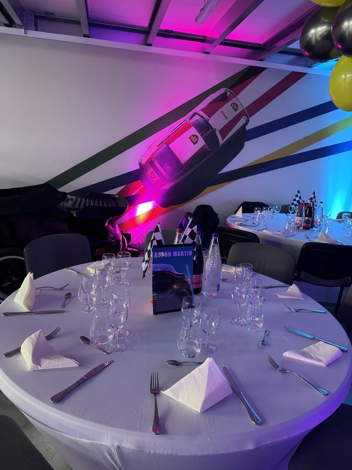 Table ronde dressée pour un dîner d’entreprise dans une salle décorée