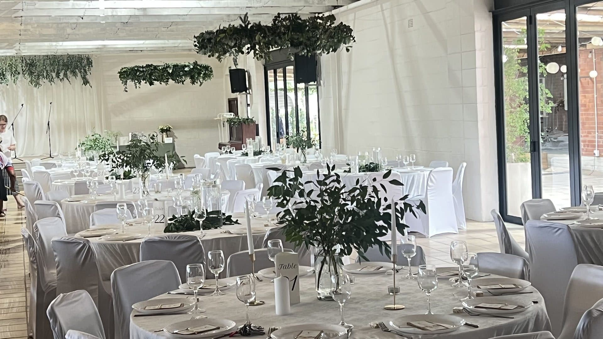 Tables dressées sous une tente pour une réception en extérieur
