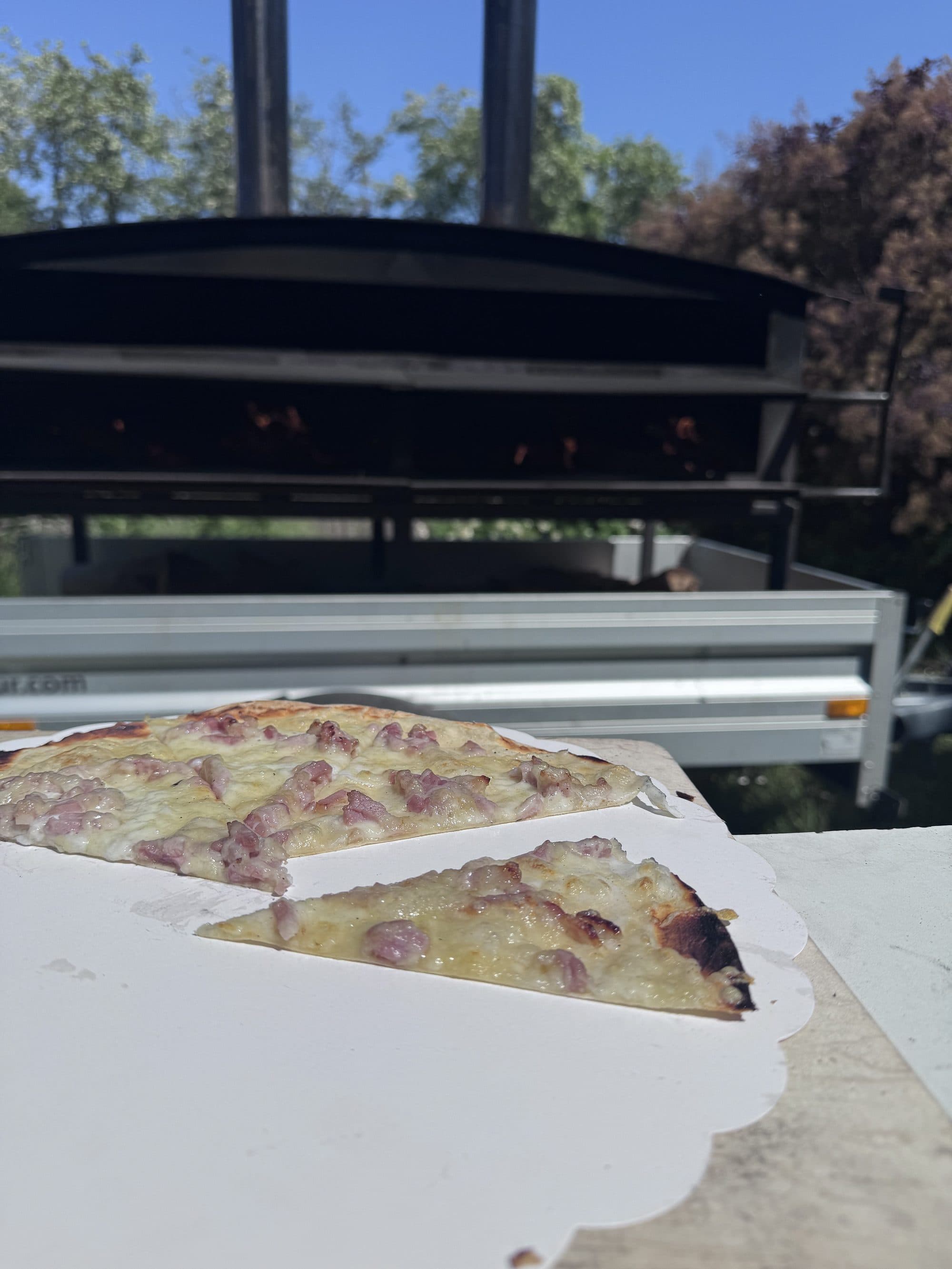 Tarte flambée crème, oignons et lardons prête à être servie